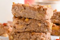 Chewy Apple Oatmeal Bars with Cinnamon and Almonds