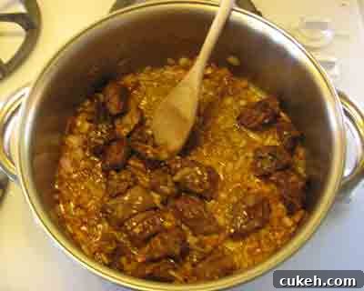 Saute the onions with the beef for about 5 minutes for moschari-me-agkinares